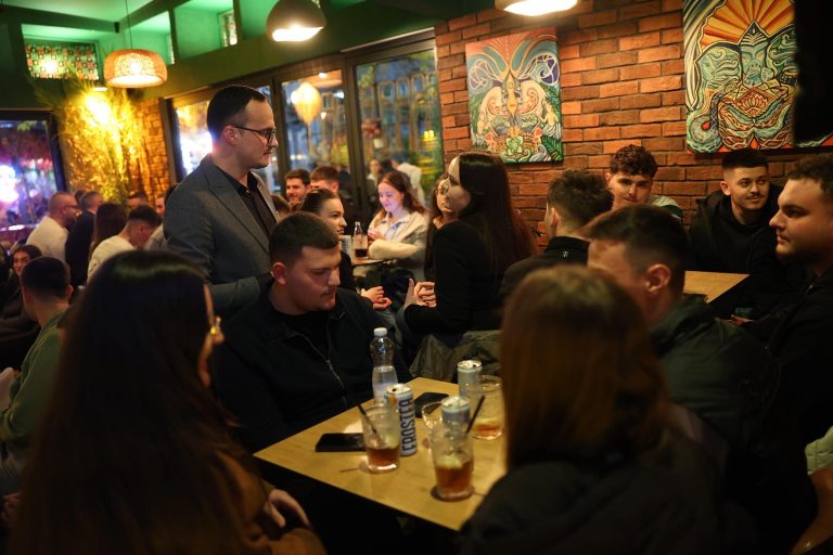 Kryetari Hyseni, takon studentët që mbajtën praktikën me pagesë në institucionet komunale