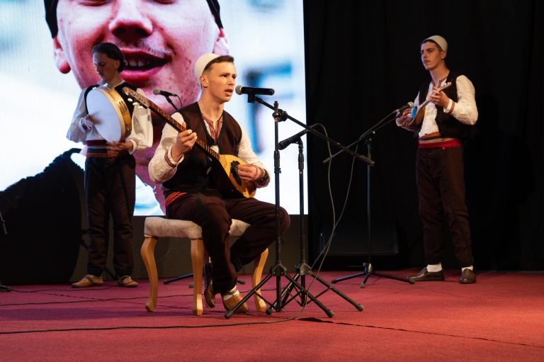 Festivali “Kamenica Folk Fest” mblodhi grupe të ndryshme nga trojet shqiptare për dy net radhazi