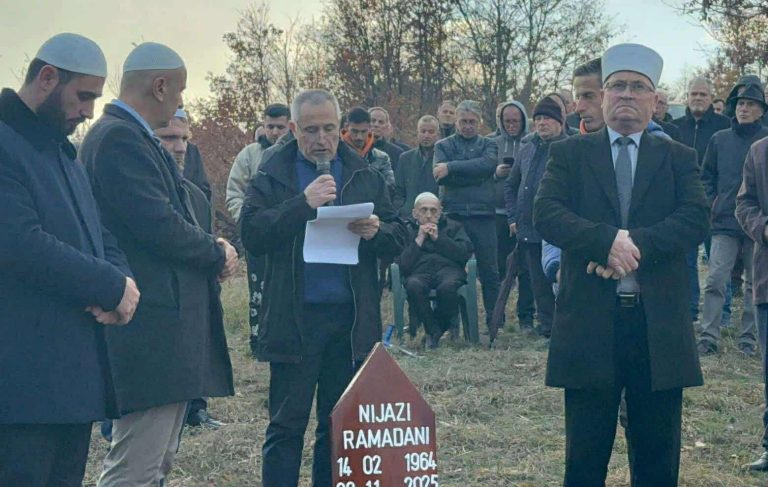 Po ndahemi nga një njeri me të cilin kemi ndarë idealet, kujtimet, angazhimet dhe ëndrrat e një brezi të tërë