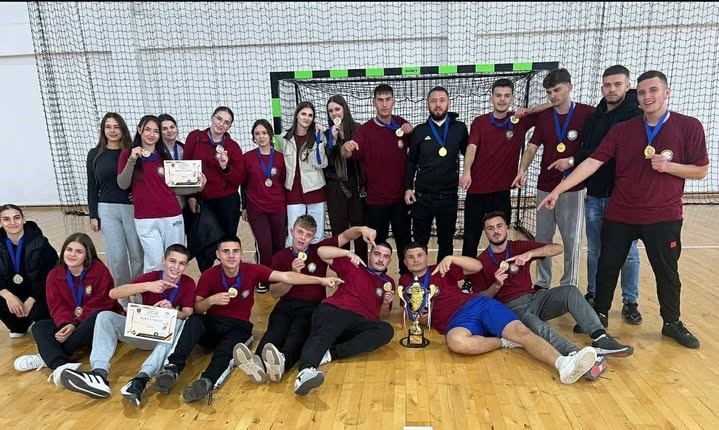 Nxënësit e shkollës së mesme të lartë “Kongresi i Manastirit”nga Pozherani triumfojnë në garat rajonale të hendbollit