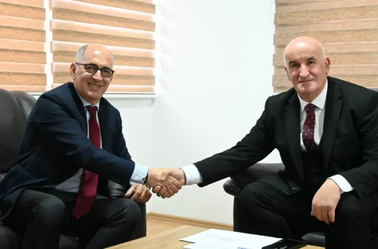 Drejtori i OSBE-së në Gjilan uron kryetarin Haliti, për fillimin e mandatit të ri