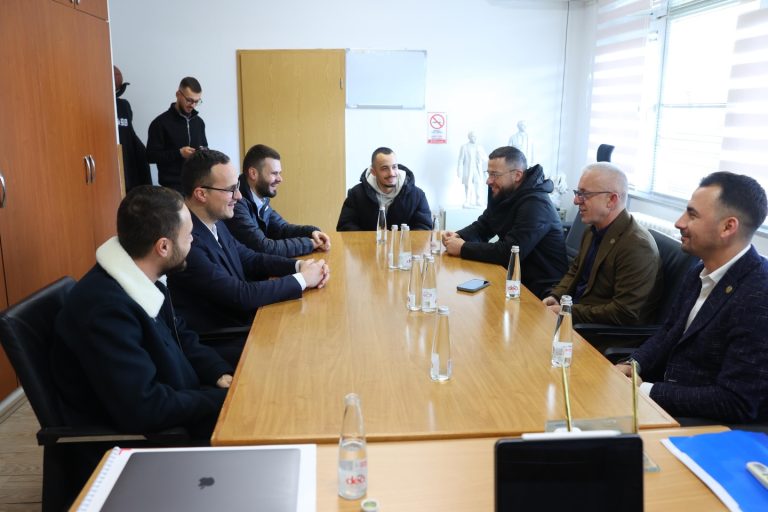 Qendra për qëndrim ditor për personat e moshuar, bujtina për studentë dhe kuzhina popullore afër funksionalizmit