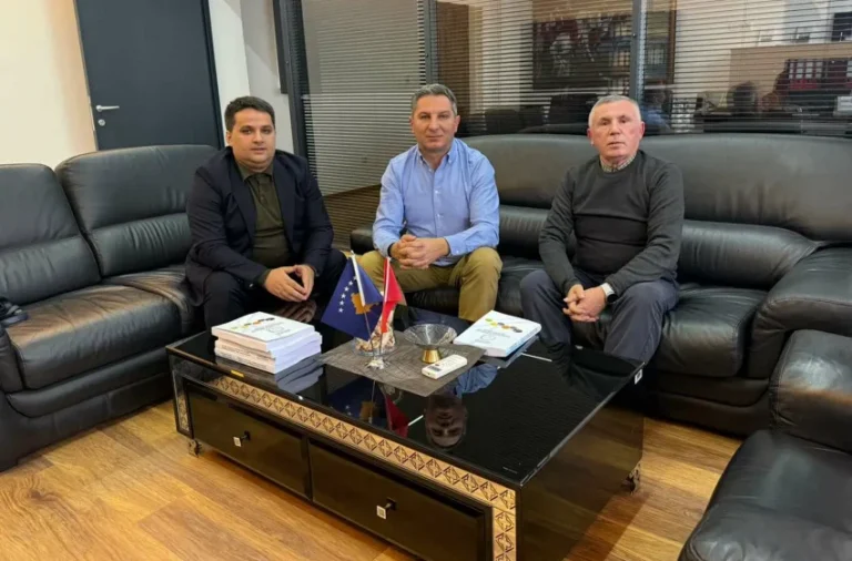 Rektori i UP “Kadri Zeka” priti në takim autorët e librit të parë mbi sistemin tatimor dhe përdorimin e softuerëve në Kosovë