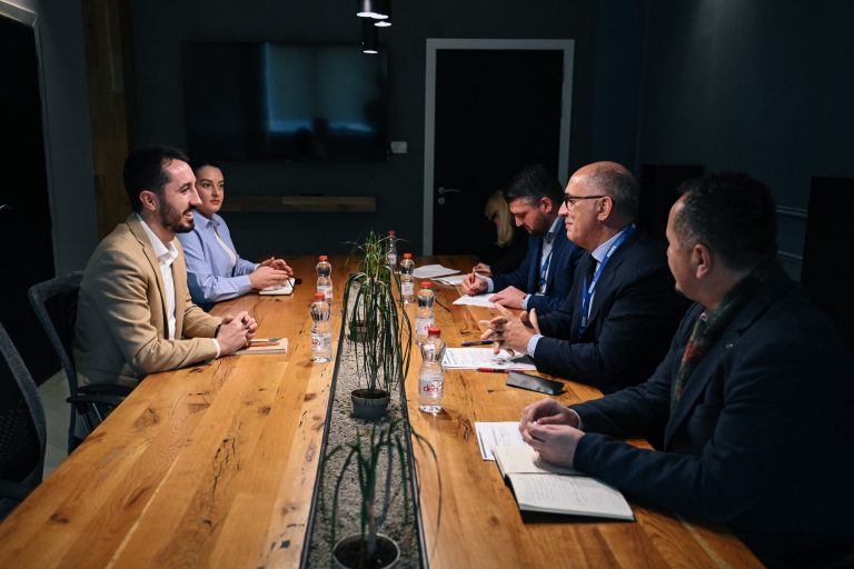 Kryetari Rahimaj pret në takim Drejtorin e Zyrës Rajonale të OSBE-së Igli Totozani