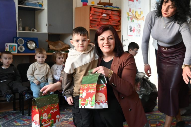 Drejtoresha Ajeti shpërndau dhurata për fëmijët e çerdheve publike në Viti