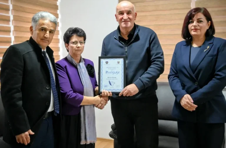 Pensionohet mësimdhënësja, Mirvete Devaja