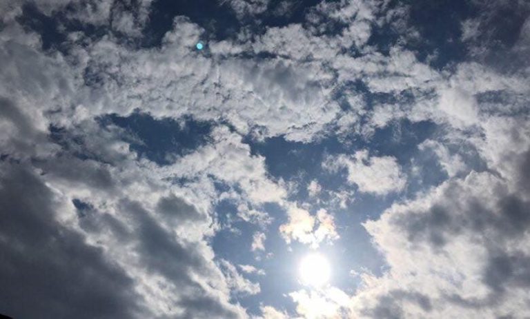 Moti sot me diell dhe vranësira të pjesshme