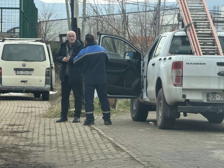 Kryetari Haliti përcjell nga afër rregullimin e trafos dhe aktivizimin e sistemit të ngrohjës në shkollën e mesme “ Kuvendi i Lezhës”