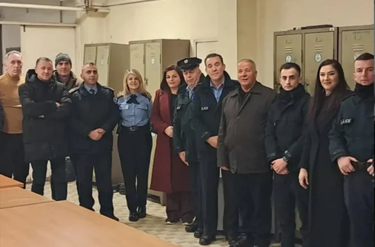 Përfaqësuesit komunal kanë vizituar mjekët, policët dhe zjarrfikësit vitias natën e vitit të ri