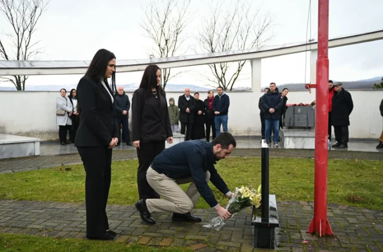 Kamenicë:Nderohen dëshmorët në përvjetorin e Pavarësisë së Kosovës