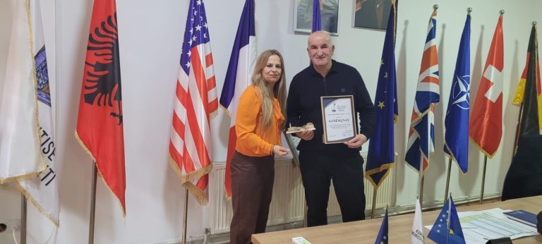 Shoqata e Shkrimtarëve “Oeneum” nga Tetova, nderon kryetarin Haliti me mirënjohje