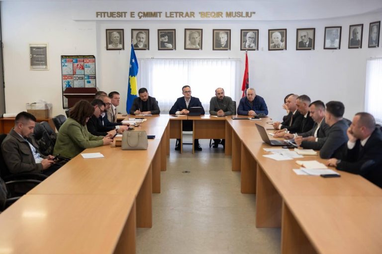 Kryetari Alban Hyseni prezanton drejtorin e ri të Arsimit në Gjilan – Jeton Rexhepi merr zyrtarisht detyrën