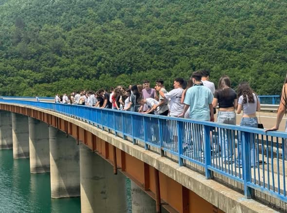 Nxënësit e shkollës “Thimi Mitko” nga Gjilani zhvillojnë ekskursion edukativ në Ujman