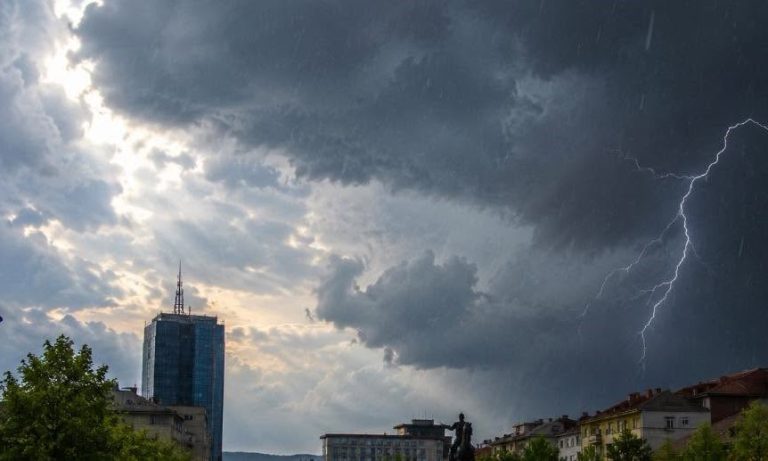Mot i ndryshueshëm sot në Kosovë, pasdite priten reshje shiu dhe shkarkime rrufesh