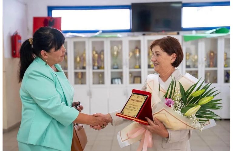 Mësimdhënësja Zuhrije Rifati i jep fund karrierës së saj në arsim, përcillet në pension me mirënjohje