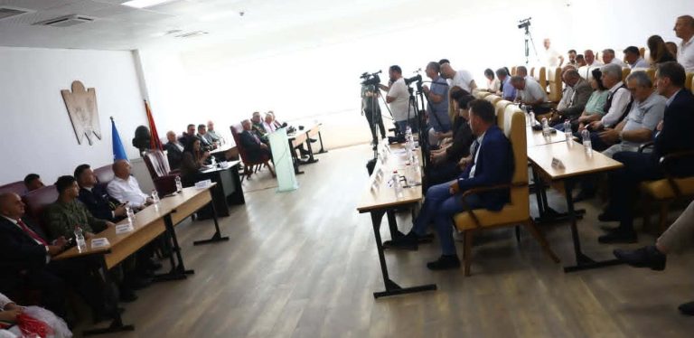 Kuvendi i Gjilanit mban seancë solemne për nder të 27-vjetorit të çlirimit