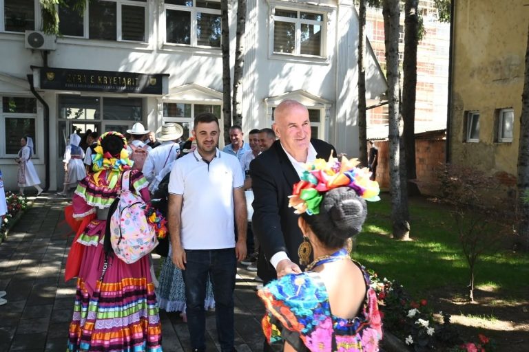 Kryetari Haliti priti delegacionet pjesëmarrëse në Festivalin Ndërkombëtar “N’Karadak Krisin Tupanat”