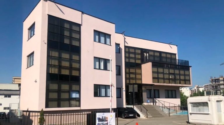 Tentoi të grabisë një argjendari në qendër të Gjilanit, ndalohet i dyshuari