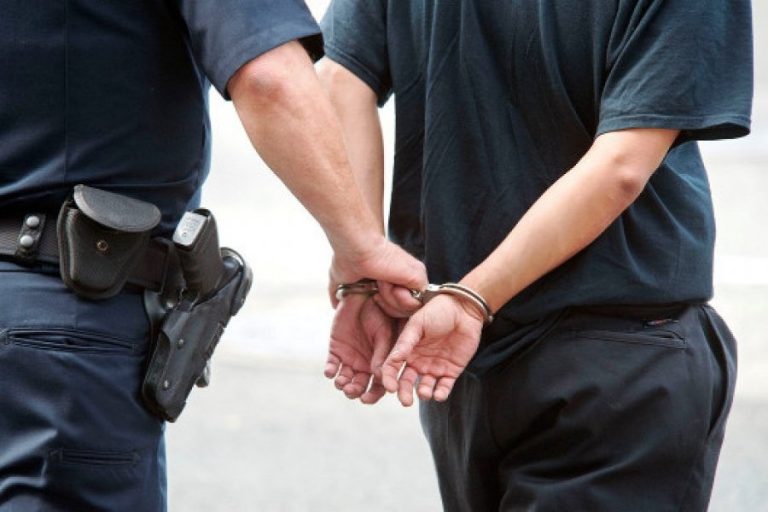 Kapet me pistoletë, 50 fishekë dhe një xhaketë të Policisë së Kosovës – arrestohet i dyshuari në Kamenicë