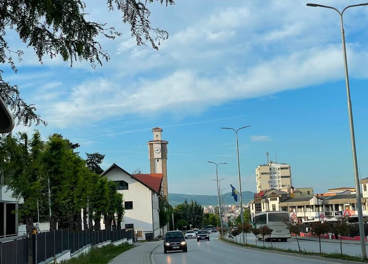 Sot mot i kthjellët dhe i ngrohtë, me pak vranësira kalimtare
