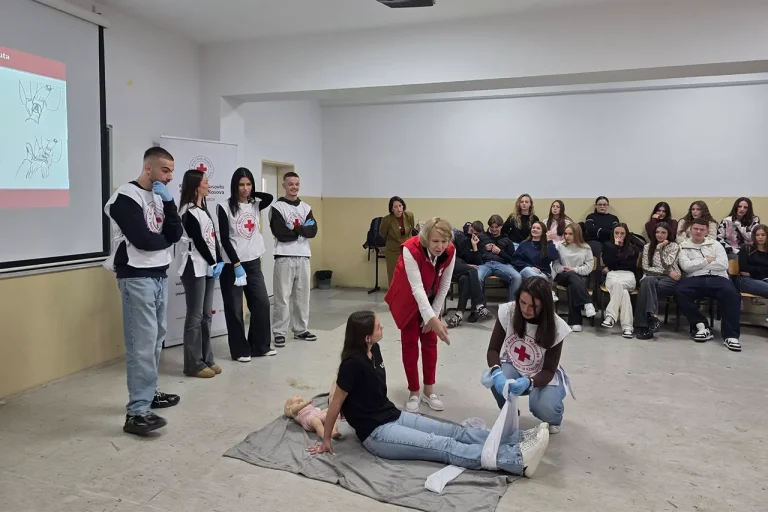 U mbajt ligjërata vetëdijesuese “Ndihma e Parë në shkolla” në Gjimnazin “Zenel Hajdini” të Gjilanit