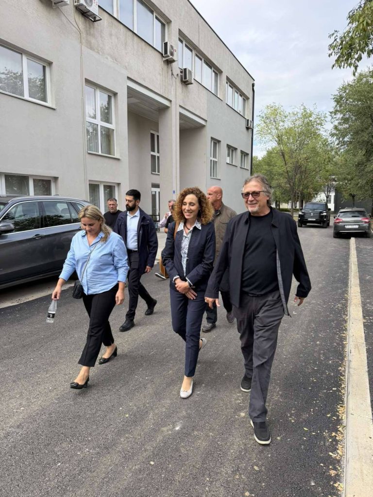 Ambasadorja e Izraelit viziton Spitalin e Gjilanit, diskutohet krijimi i një salle lojërash për fëmijët
