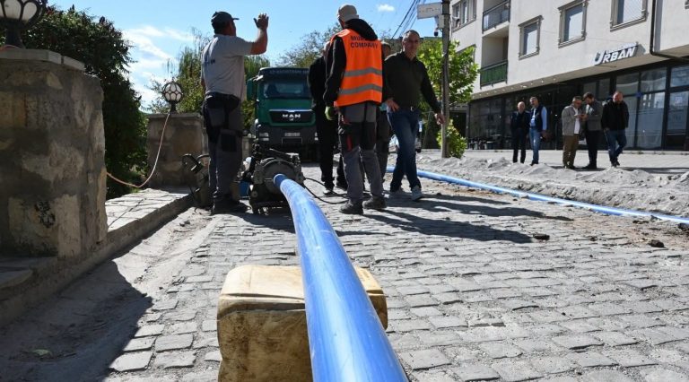 Filluan punimet për zëvendësimin e gypit të asbest-betonit në pjesët e mbetura të qytetit të Vitisë