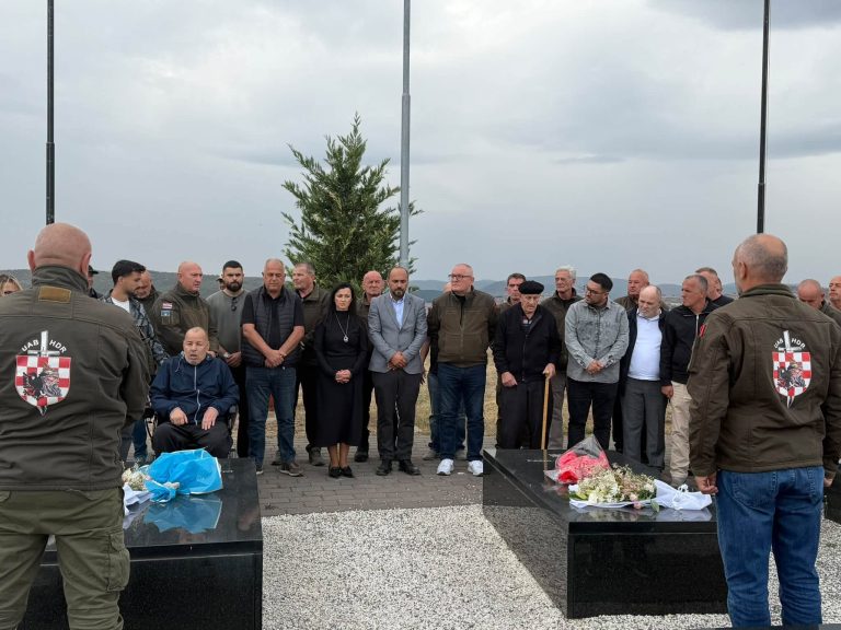 Delegacioni i veteranëve shqiptarë dhe kroatë nderon dëshmorët në Gjilan